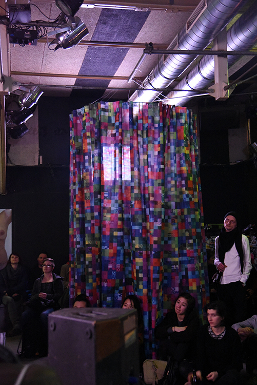 Claudia Larcher, GLITCHED, Video, 5 min 53 sek (Loop), 2016 und Installation, 2017, Polyester